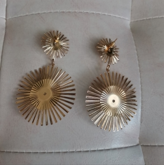 Star Burst Pearl Earrings - Picture 3 of 3